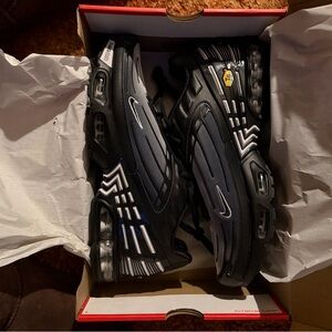 Nike Men's Black and Dark Gray Sneakers